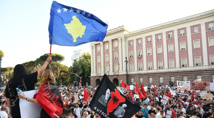 Protestele din Albania împotriva complexului turistic susținut de Jared Kushner iau amploare: A existat o lipsă totală de transparență