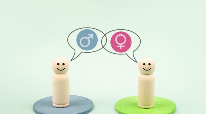 Clișeul sexist despre femei și bărbați care s-a dovedit adevărat: lui îi plac mai mult mașinile, în timp ce ea e interesată de oameni