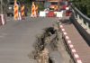 Pericol pe drumul care leagă Buzăul de Brașov. O porțiune din DN10 s-a surpat, iar autoritățile au declarat zona calamitată