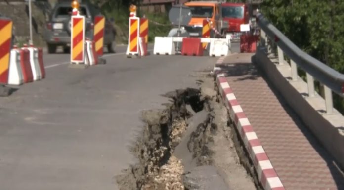 Pericol pe drumul care leagă Buzăul de Brașov. O porțiune din DN10 s-a surpat, iar autoritățile au declarat zona calamitată