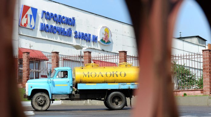 Rusia deghizează camioanele cu combustibil în cisterne de lapte pentru a putea aproviziona în Crimeea