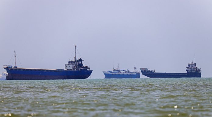 Petrolul circulă din nou prin Strâmtoarea Ormuz, dar noul acord din Orientul Mijlociu este deja pus la încercare