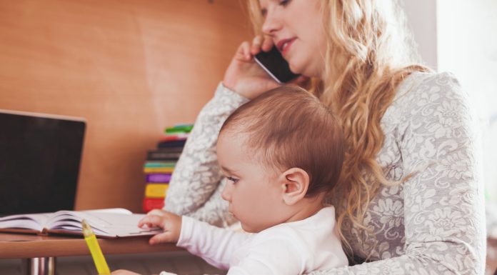 Suedia îi îndeamnă pe părinţi să renunţe la utilizarea telefoanelor mobile în prezenţa copiilor lor