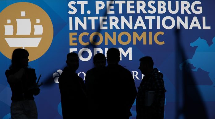 „Davosul” lui Putin, umbrit de război și stagnare economică. Frații Tate și influencerița Candace Owens, printre invitați