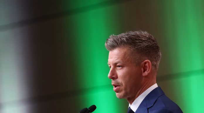 Noul premier al Ungariei merge în vizită oficială în Franța. Ce va discuta cu Emmanuel Macron