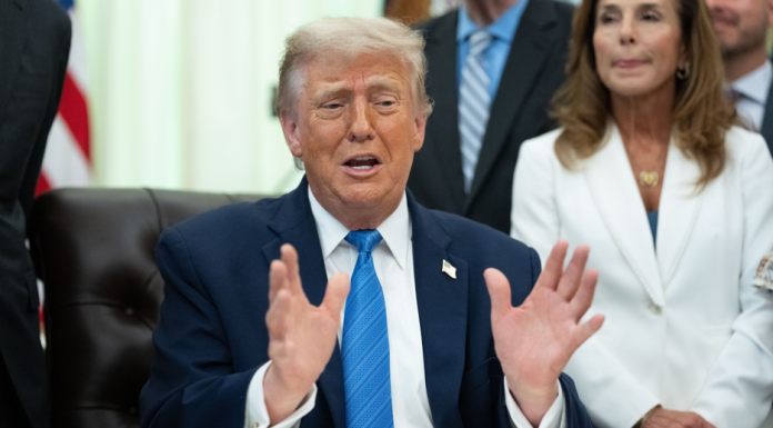 Trump afirmă că SUA au transportat în secret milioane de barili de petrol prin Strâmtoarea Ormuz