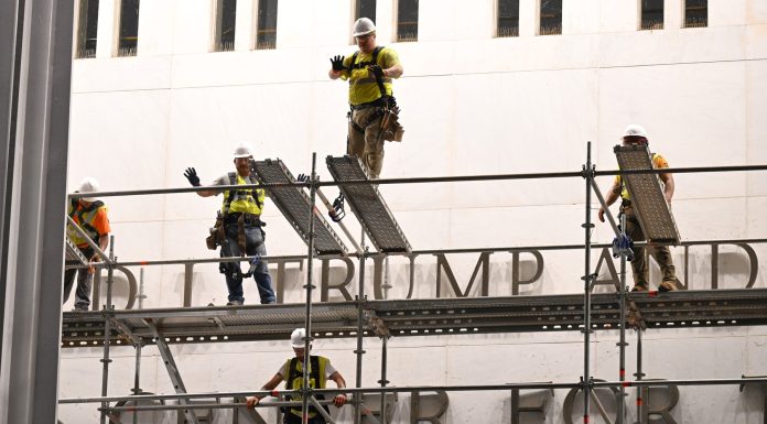 Numele lui Donald Trump a fost îndepărtat de pe clădirea Kennedy Center, la doar șase luni de la montare