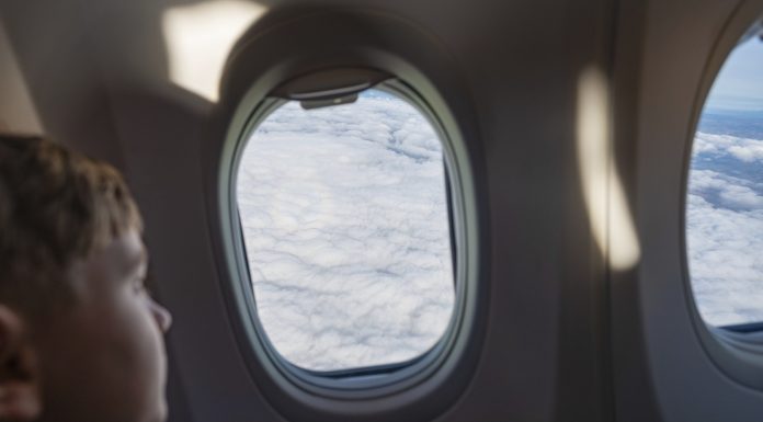 O companie aeriană low-cost este anchetată în Marea Britanie pentru taxa cerută părinților care vor să stea lângă copiii lor în avion