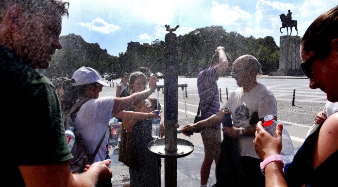 Aproximativ 20 de persoane au murit înecate în Franța, pe fondul caniculei. Trenuri anulate și întârzieri majore în Paris