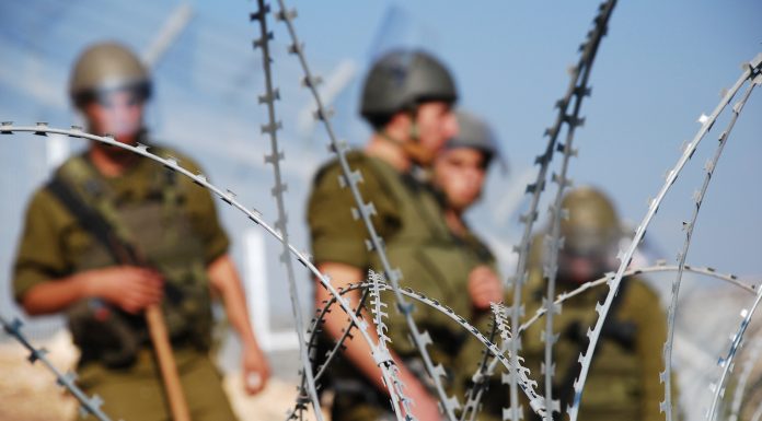Israelul afirmă că este ținta unor rachete lansate din Iran. Sistemele de apărare au fost activate