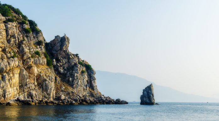 O navă de pescuit turcească s-a scufundat după un atac în Marea Neagră. Un mort și patru răniți, lângă Crimeea