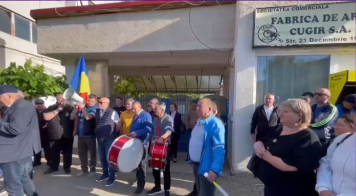 Sute de angajați ai Frabricii de Arme din Cugir protestează față de veniturile mici. Mulți au salariul minim pe economie