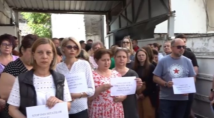 Angajații de la Casa de Pensii Dolj au întrerupt lucrul. Ei anunță proteste și săptămâna viitoare