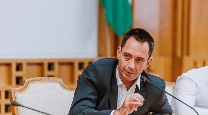 Csoma Botond (UDMR) : Adrian Veştea ne-a propus să facem parte din guvern. Ne-a spus că e cu PSD şi o parte din PNL