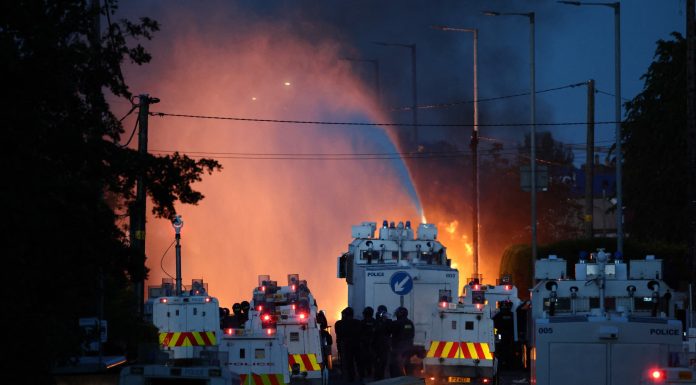 Violențe pentru a doua noapte în Irlanda de Nord după atacul din Belfast. Sute de protestatari au fost dispersați cu tunuri cu apă
