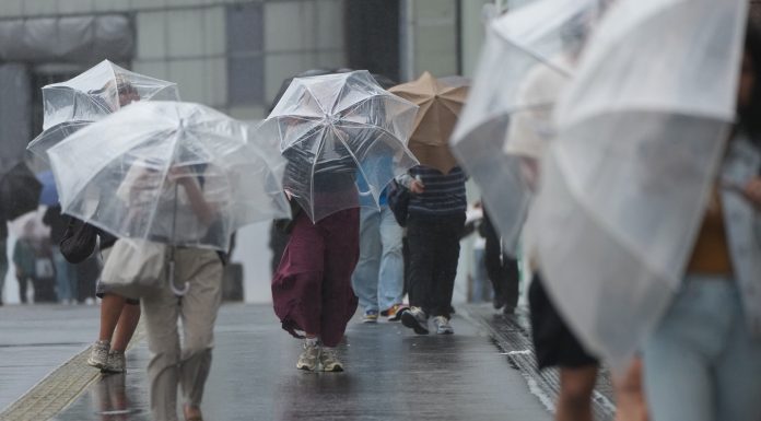 Haos în Japonia din cauza furtunii tropicale Jangmi: 15 răniți, zboruri anulate și sute de mii de sinistrați
