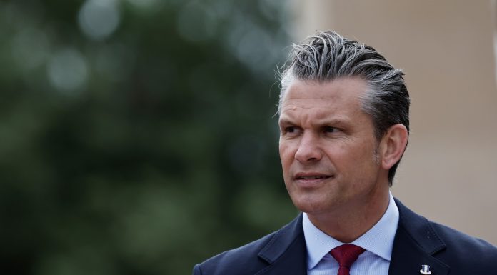 „Promovează o retorică belicoasă”: satul din Normandia care s-a opus participării lui Pete Hegseth la o ceremonie de Ziua Z