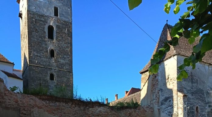 Zidul bisericii fortificate din Moșna, prăbușit parțial. Vizitele au fost suspendate