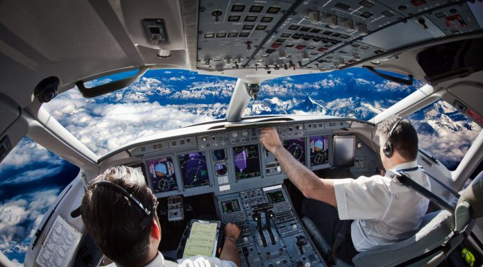 „Proiectul Icarus”. Un pilot este acuzat că a zburat 17 ani fără licență, timp în care a operat peste 900 de zboruri