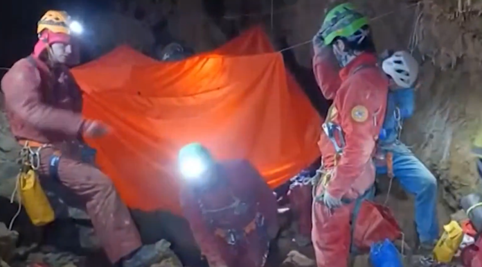 Italia: Tânăr salvat dintr-o peșteră, de la 120 de metri adâncime, după ce a rămas cu piciorul prins sub un bolovan