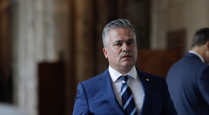 SURSE Se fac calcule pentru un vot-fulger al Guvernului Veștea. Ce nume sunt vehiculate pentru viitorul Cabinet