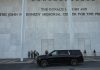 Numele lui Trump a fost eliminat de pe site-ul Centrului Kennedy. Ce se întâmplă cu cel de pe fațada clădirii