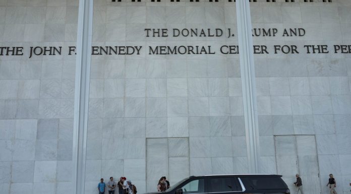 Numele lui Trump a fost eliminat de pe site-ul Centrului Kennedy. Ce se întâmplă cu cel de pe fațada clădirii