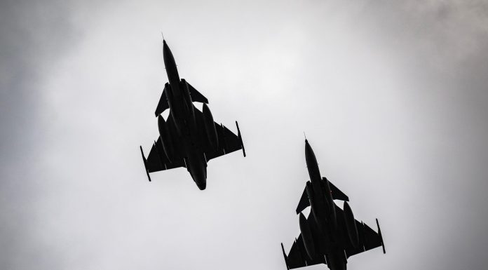 NATO a declanșat cel mai înalt nivel de alertă de apărare aeriană după ce un avion de pasageri israelian a provocat panică
