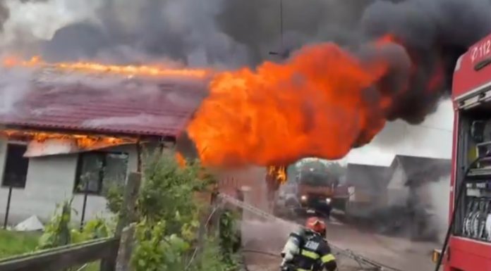 Incendiu de proporții în județul Buzău. Două case cuprinse de flăcări în Săhăteni, pompierii intervin cu mai multe autospeciale
