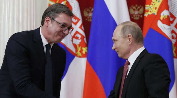 „Împachetez cărțile”. Președintele Serbiei, Aleksandar Vucici, vrea să folosească „schema Putin” pentru a rămâne la putere