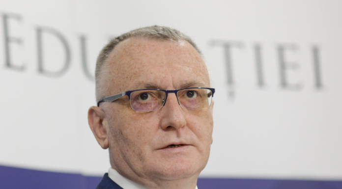 Liderii PNL se întâlnesc luni pentru a discuta desemnarea lui Adrian Veștea ca premier. Cîmpeanu: E un om foarte potrivit