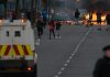 MAE: 20 de români din Irlanda de Nord sunt afectați direct de violențele anti-imigranți. Casele a 3 familii au fost vandalizate