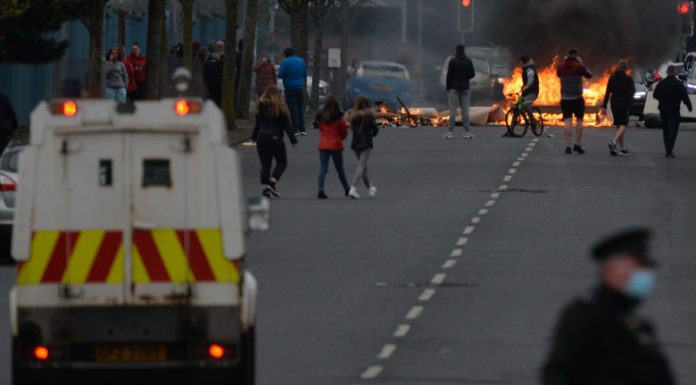 MAE: 20 de români din Irlanda de Nord sunt afectați direct de violențele anti-imigranți. Casele a 3 familii au fost vandalizate