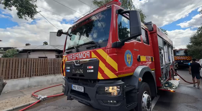 Incendiu puternic la un depozit de fier vechi din Sighișoara. Pompierii intervin cu mai multe autospeciale