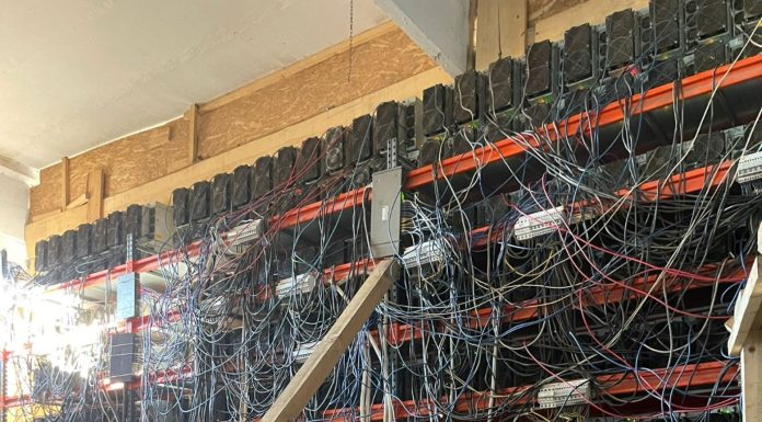 Fermă clandestină de criptomonede cu peste 400 de echipamente, descoperită într-o clădire dezafectată. Ce i-a dat de gol pe evazionişti