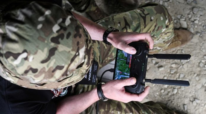 Motivul pentru care Ucraina își transformă dronele de atac în „serviciu de curierat”. Misiunile fără roboți devin „imposibile”