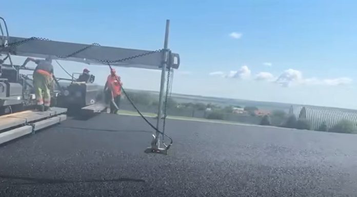 CNAIR: Se asfaltează primii kilometri ai lotului 3 Mirceşti – Paşcani de pe Autostrada Moldovei – FOTO/ VIDEO