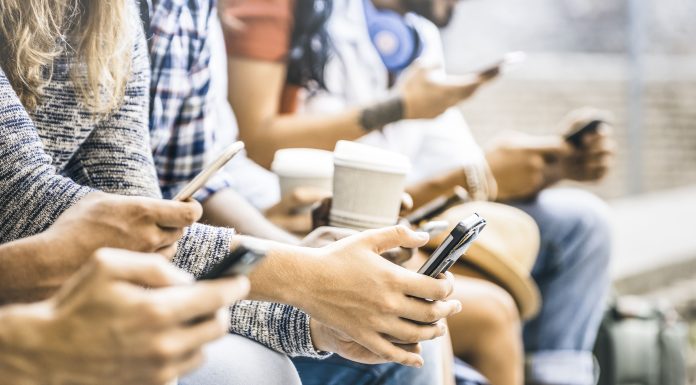 Cum influențează telefoanele mobile scăderea natalității la nivel global (studiu)