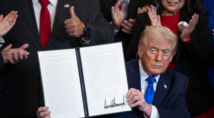 Trump semnează ordinul mult aşteptat privind inteligenţa artificială, marcând o schimbare de strategie la Casa Albă