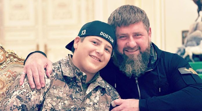Două medalii „Erou al Ceceniei” pentru fiul lui Ramzan Kadîrov: una pentru războiul ucrainean, cealaltă după o bătaie în arest
