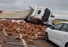 Un TIR încărcat cu cărămizi s-a răsturnat peste o maşină, pe centura Timişoarei. Un bărbat a murit pe loc