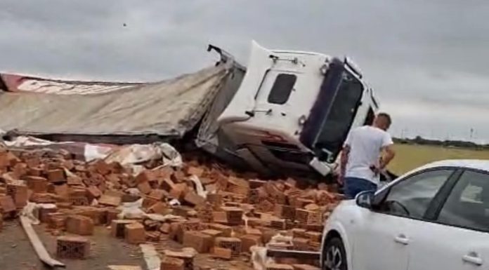 Un TIR încărcat cu cărămizi s-a răsturnat peste o maşină, pe centura Timişoarei. Un bărbat a murit pe loc