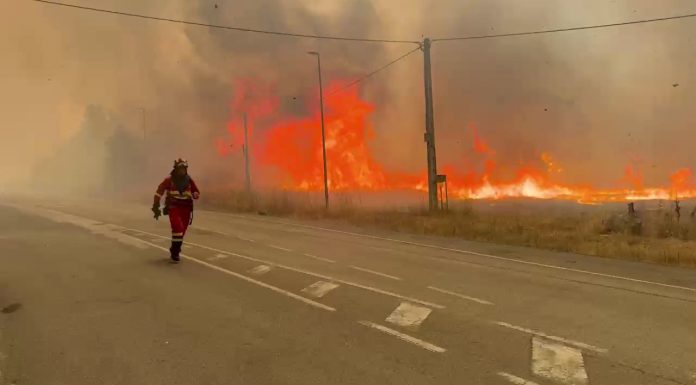 „Cerul e negru de fum”. Un incendiu cu flăcări de 20 de metri s-a extins către un oraș spaniol. Sute de localnici, evacuați de urgență