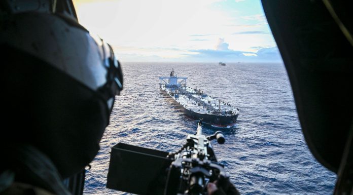 Marina SUA a interceptat în Oceanul Indian un petrolier folosit pentru exportul de ţiţei iranian
