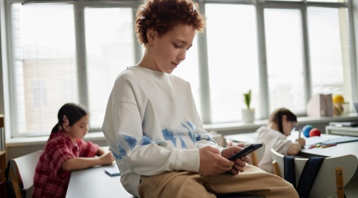 Încă o țară europeană va interzice telefoanele mobile în şcoli