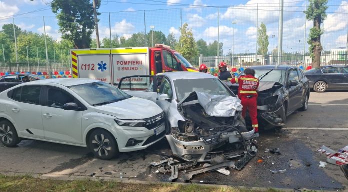 Patru adulţi şi o minoră, implicaţi într-un accident rutier cu patru maşini, în Oradea/ Două dintre victime au fost transportate la spital