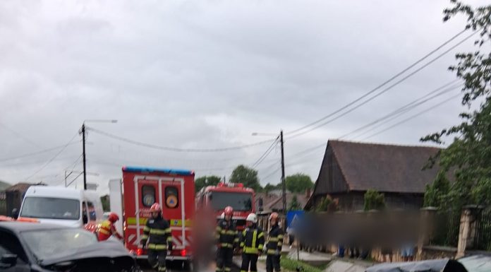 Cluj: Trei bărbaţi, transportaţi la spital după ce două autoturisme s-au ciocnit, în localitatea Gârbău