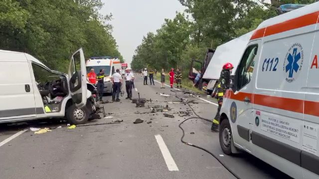 Tragedie în Mehedinți. Un șofer bulgar a murit după ce ar fi adormit la volan și s-a izbit frontal de un TIR