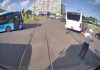 Momentul în care două tramvaie se ciocnesc într-o intersecție din București. Un adolescent a ajuns la spital. VIDEO