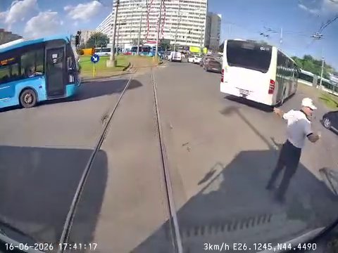 Momentul în care două tramvaie se ciocnesc într-o intersecție din București. Un adolescent a ajuns la spital. VIDEO